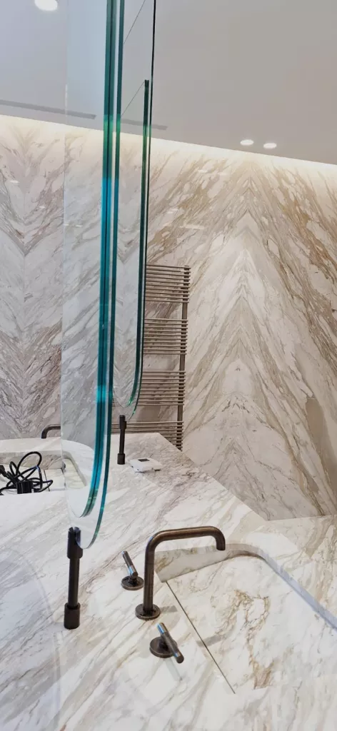 Vue de profil de panneaux transparents et de miroirs aux contours arrondis.