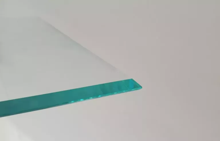 Chant d’un verre clair à l’arête chanfreinée.