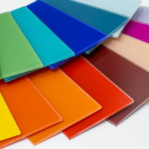 Éventail d’échantillons de verre mis en couleur, du jaune au bleu.