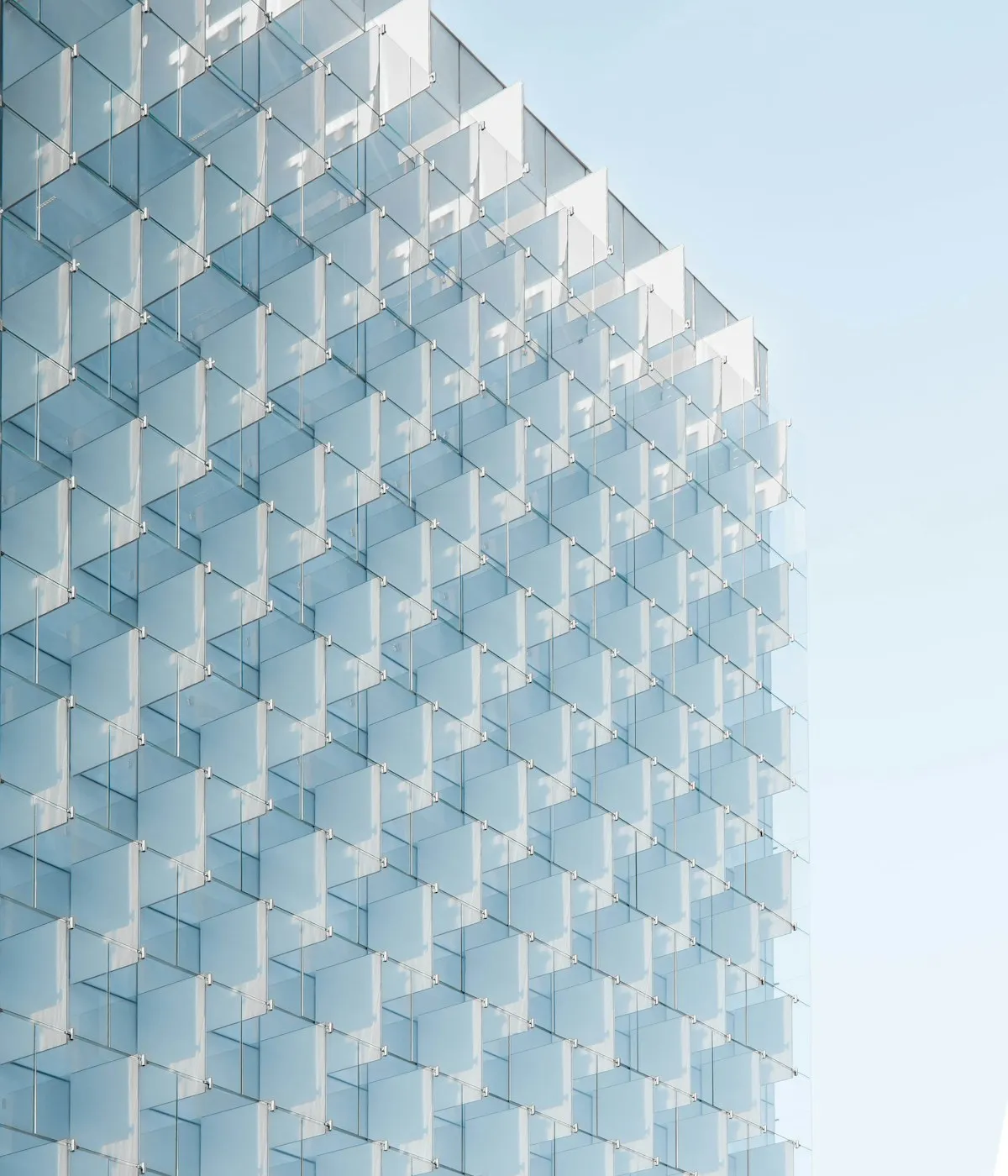 Façade vitrée contemporaine à facettes de verre clair