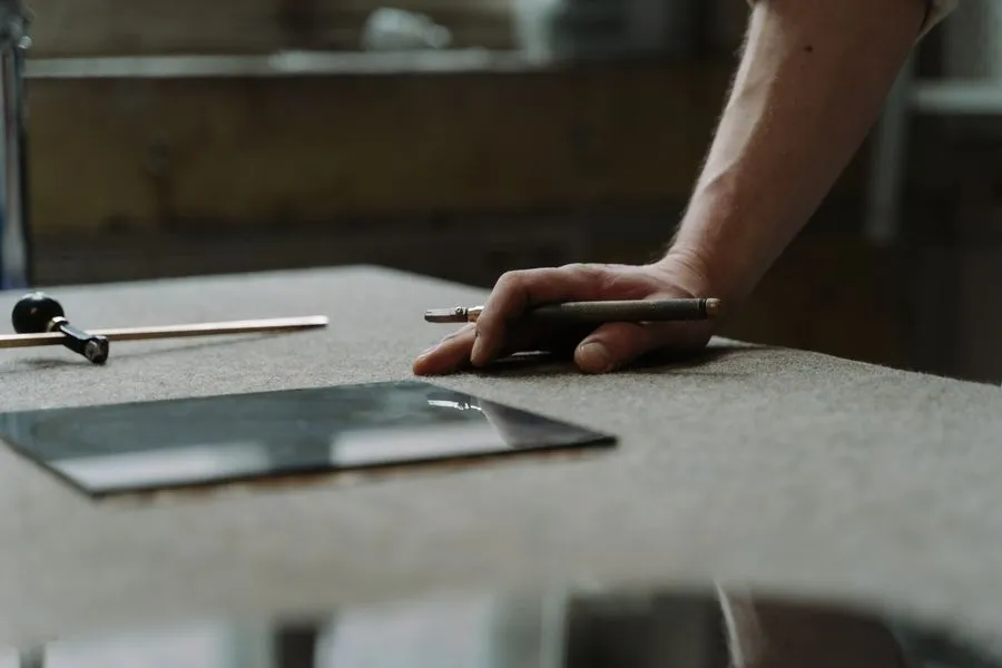 Plaque de verre technique sur établi