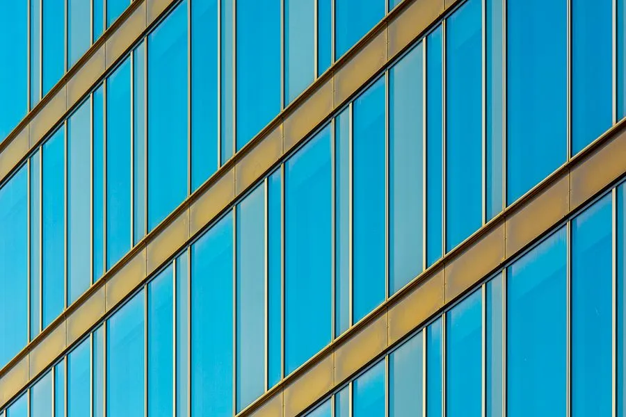Vitrage teinté bleu en façade