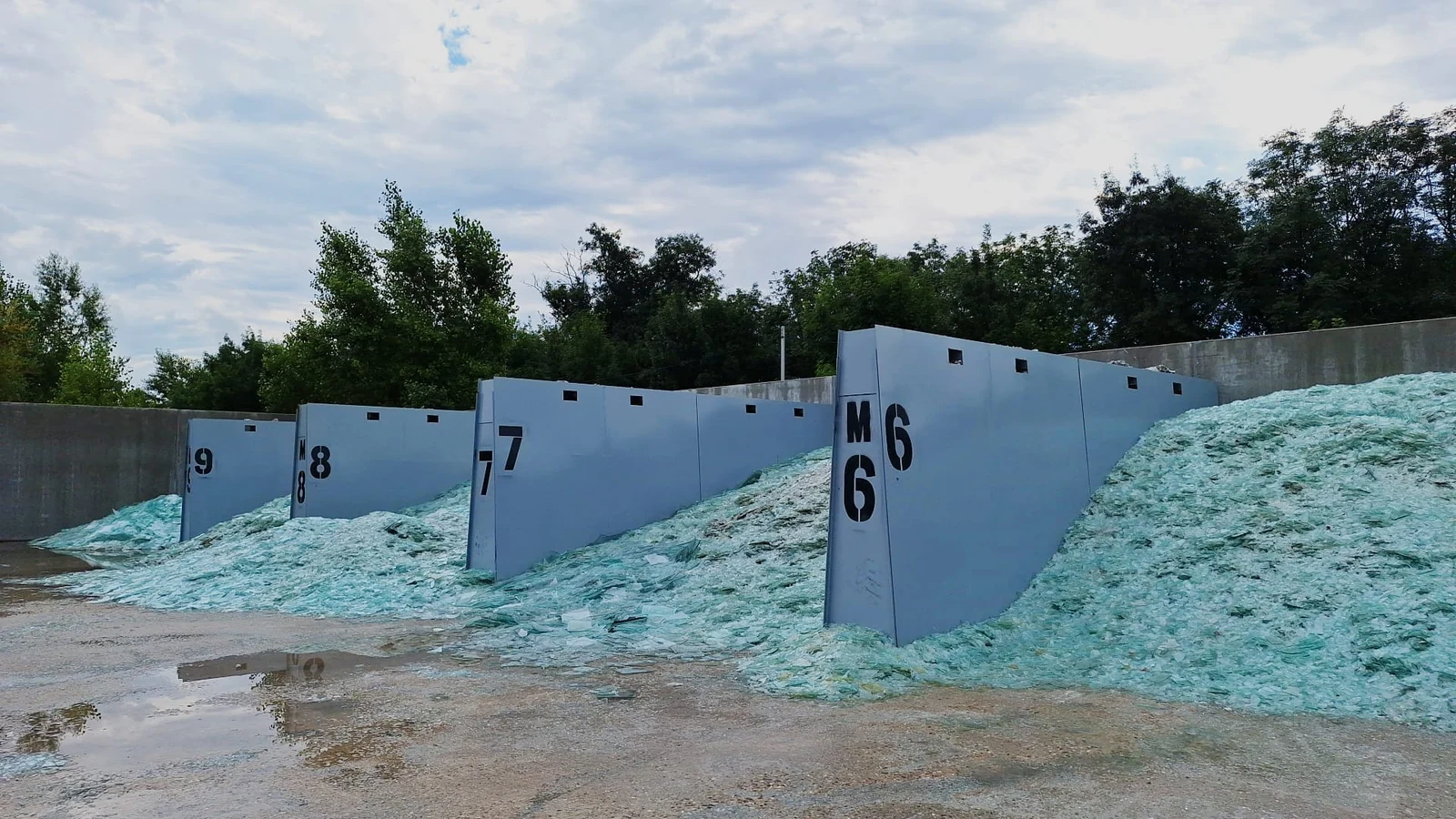 Cases numérotées contenant du verre et du calcin sur le site Saint-Gobain de Salaise.