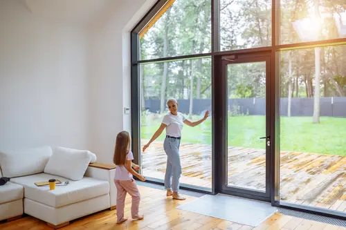 Grandes baies vitrées baignant un séjour de lumière naturelle (illustration Saint-Gobain Glass, ECLAZ SUN)
