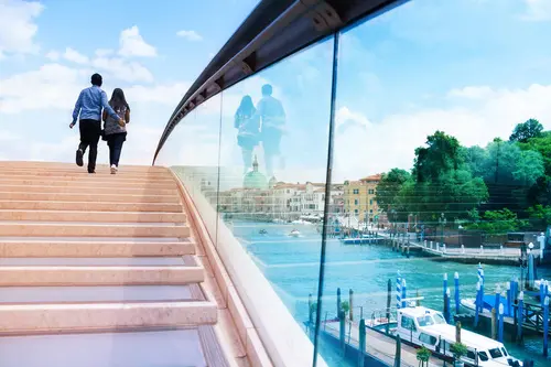 Passerelle bordée d’un garde-corps en verre (illustration Saint-Gobain Glass, STADIP PROTECT)